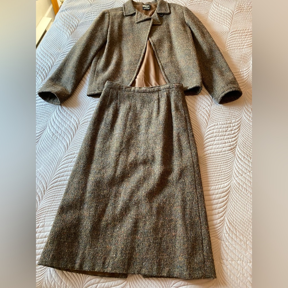 Vintage tweed 2 pc suit. Brown tweed, satin lined size sm.